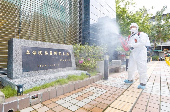 疫情燒進國會，立法院3日派員在立法院委員研究大樓清消。（資料照／劉宗龍攝）
