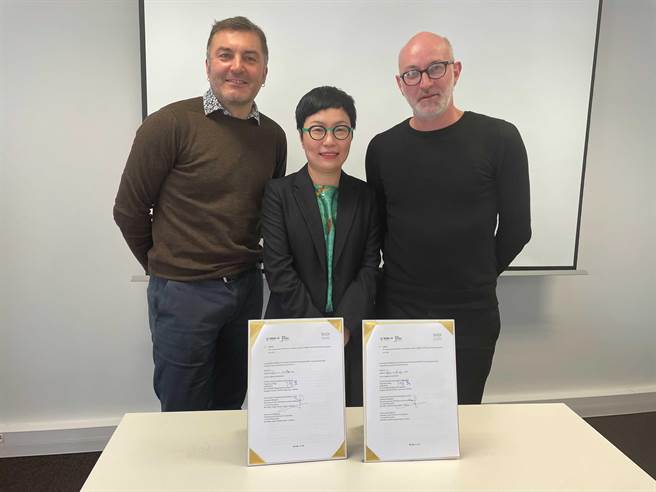 文策院董事长丁晓菁（中）近期赴欧洲洽公，自法国返国登机前检验出确诊新冠肺炎。（文策院提供）