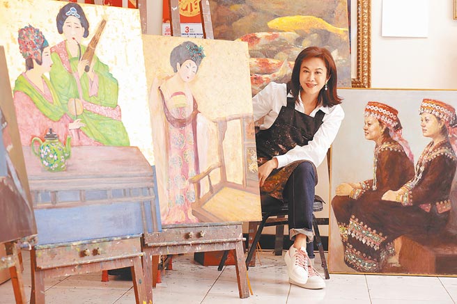 光是胖胖的唐朝女人，邱佩琳就画了不同表情、心情高达25件，近年三次联展，所卖出的画作全数做公益，最近她已着手下一部创作，计画仍以唐朝仕女为发想。图／邱佩琳提供