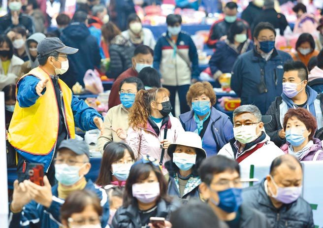 清明祭祖扫墓碰上严峻疫情，3日台北地区的纳骨塔外祭拜区挤满人潮，民眾人人配合政策，全程将口罩戴好戴满。  （陈俊吉摄）