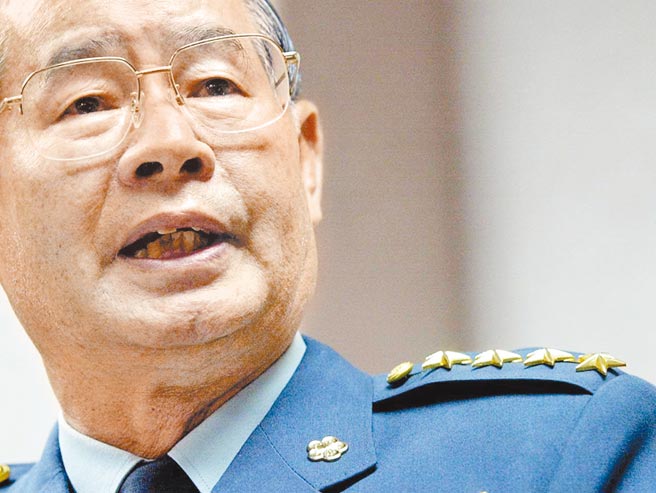 自2013年起，参谋总长由四星上将降编为三星上将，近年因两岸局势紧张，军中有人主张应恢復参谋总长为四星上将。图为前参谋总长汤曜明。(李智为摄)