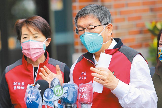 台北市長柯文哲（右）、副市長黃珊珊（左）3日視察北市安心檢疫所及關懷檢疫所，了解相關作業流程。（黃世麒攝）