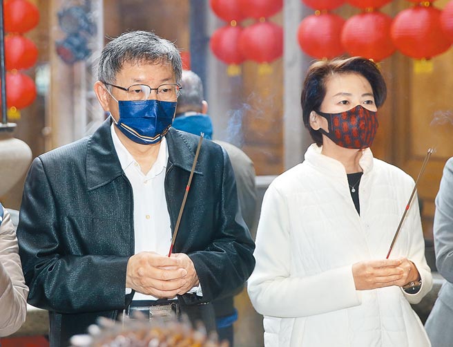 新冠疫情持续升温，台北市长柯文哲（左）与副市长黄珊珊3日至艋舺青山宫参拜，柯受访时再杠中央，要求说明未来防疫政策方向。（陈君玮摄）