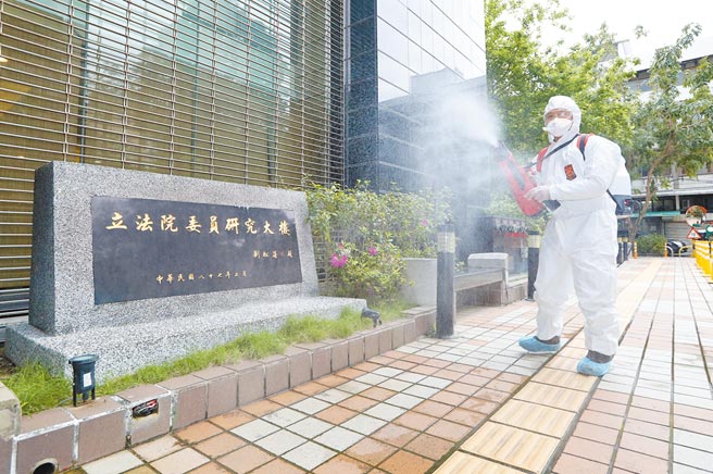 疫情烧进国会！立委廖国栋的2名助理确诊，立法院3日派员在立法院委员研究大楼清消。（刘宗龙摄）