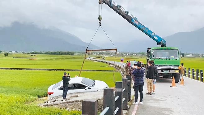 台東縣池上鄉知名景點「伯朗大道」3日有轎車落入稻田中。民眾無奈表示，每逢連假都有車輛闖入伯朗大道管制區。（弘義單車提供／蔡旻妤台東傳真）