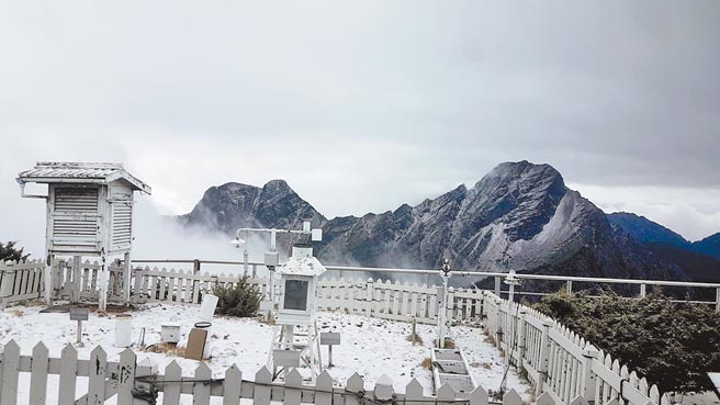 玉山下起4月雪！玉山气象站3日下午飘起短暂雪花，积雪约2公分，霭霭白雪煞是美丽。（玉山气象站提供／陈淑芬南投传真）