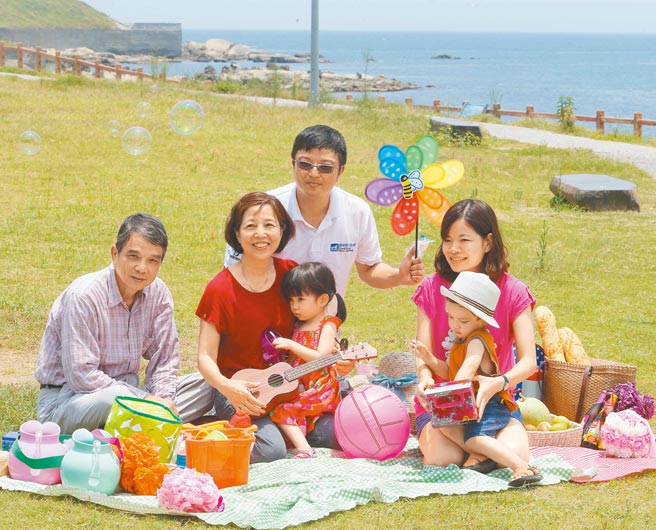国民党立委叶毓兰提案修《民法》，让真心付出时间与心力照顾长者的人，也有资格继承遗产。图为三代同堂一起到海科馆野餐、欣赏美丽海景。（陈怡诚摄）