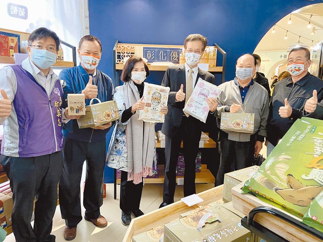 宜兰县长林姿妙（左三）3日陪同彰化副县长林田富（右三）一起在绿色博览会为「良食交易所」开箱，推广彰化丰富物产。（吴佩蓉摄）