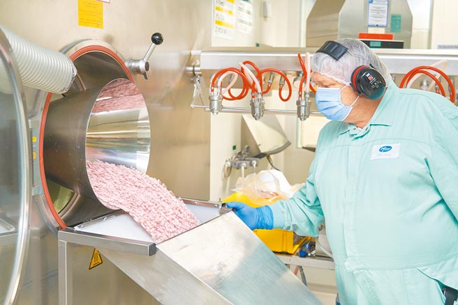 辉瑞公司员工查看新冠口服药Paxlovid的生产过程。（新华社／辉瑞公司提供）