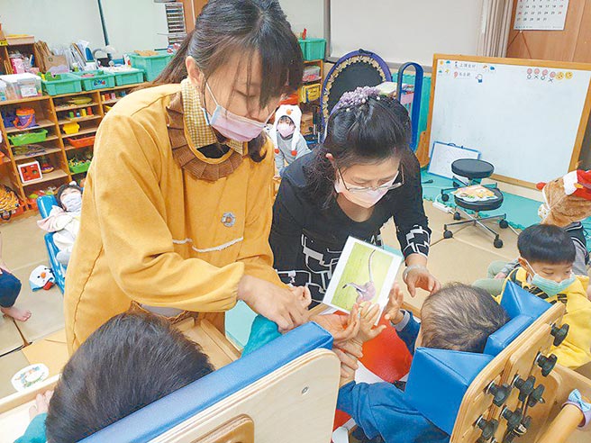 桃园市教育局统计，今年学前特殊教育幼儿鑑定安置有380人提出申请，其中365人通过鑑定、成功安置256人、109人落榜。（陈梦茹摄）