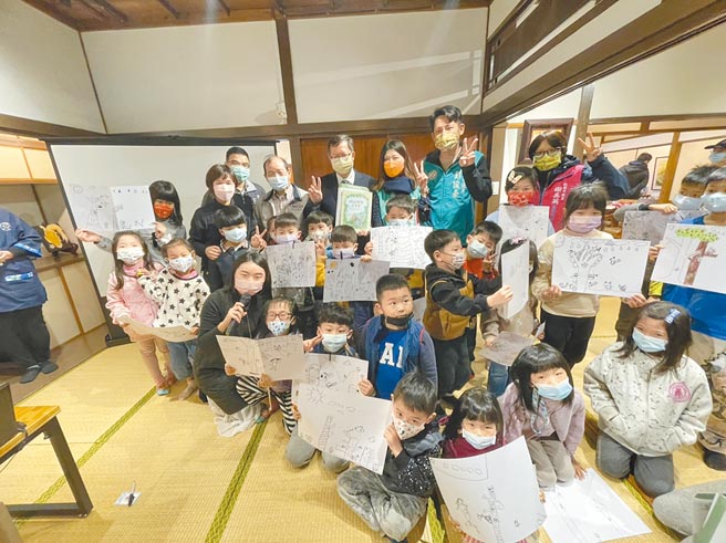 桃園市長鄭文燦參與桃園兒童藝術節活動與學童大聊繪本故事。（呂筱蟬攝）