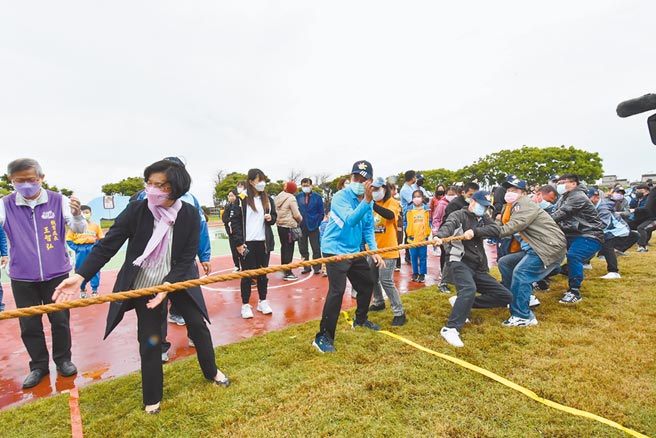 路上國小3日百年校慶，結合社區運動大會，舉辦拔河比賽，彰化縣長王惠美當起裁判。（吳敏菁攝）