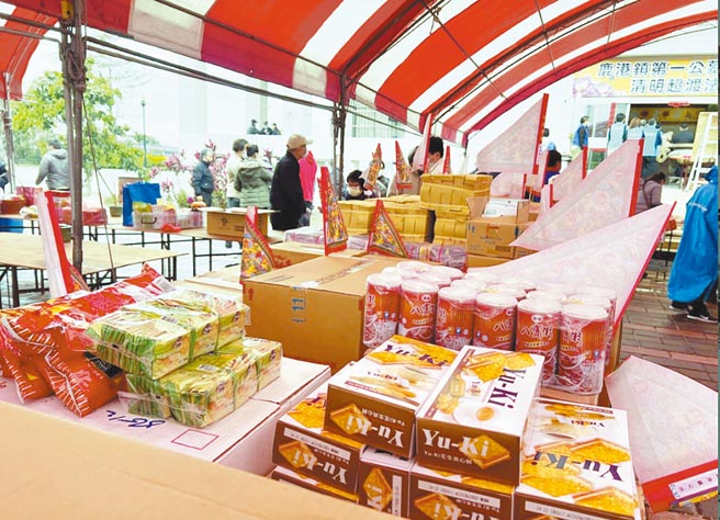 鹿港镇公所不开放进入纳骨塔内祭祀，在公墓外搭棚进行诵经祈福仪式，许多乡亲纷纷携带供品前来祭拜。（鹿港镇公所提供／吴敏菁彰化传真）