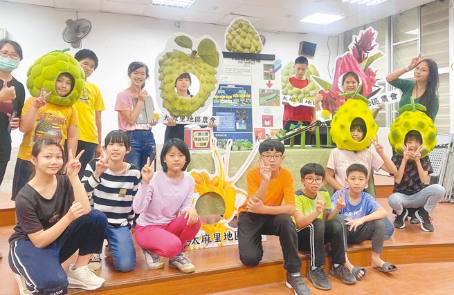 台东县三和走读学堂实验小学学生关心释迦受阻议题，改编歌曲行销台东释迦。（蔡旻妤摄）