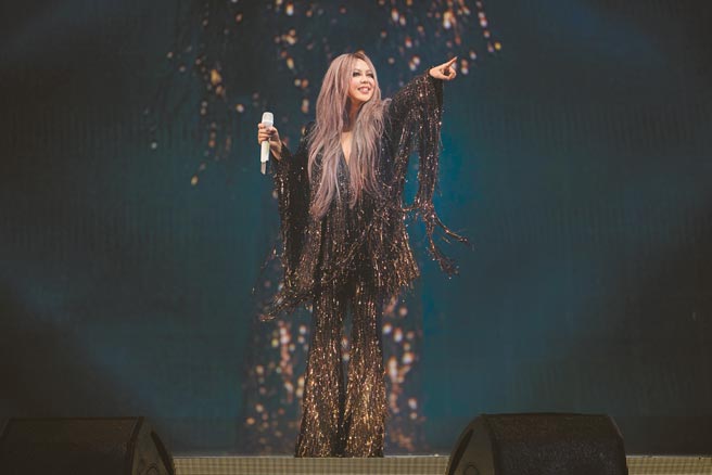 张惠妹昨穿復古黑金流苏装嗨唱小巨蛋。（声动娱乐提供）