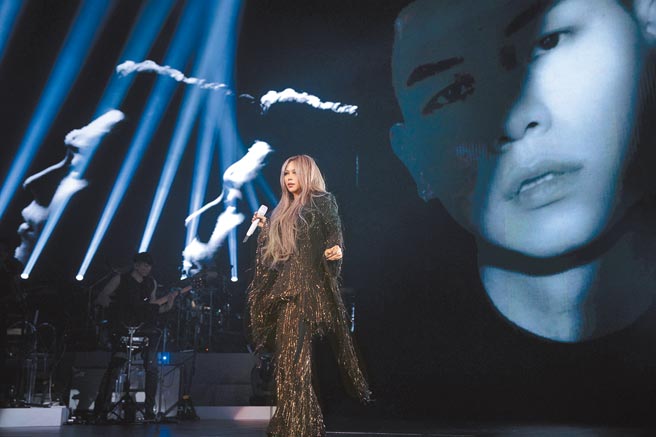 阿妹（前）昨与瘦子隔空对唱。（声动娱乐提供）