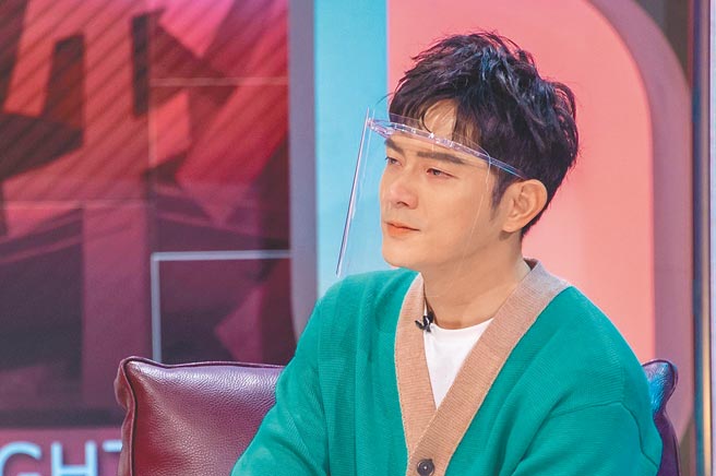 宥勝想起高齡95歲的阿嬤忍不住淚灑攝影棚。（TVBS提供）