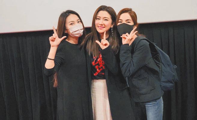 Hebe（左起）、Selina、Ella在影厅同框支持新片《头七》。（摘自脸书）