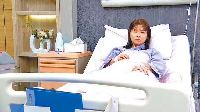 李燕劇中因爆炸傷及腿，即將面臨被截肢。（三立提供）