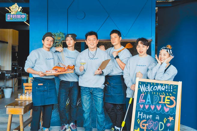 杨铭威（左起）、炎亚纶、庹宗康、姚元浩、顏佑庭、鬼鬼吴映洁在实境节目中开设餐厅。（摘自脸书）