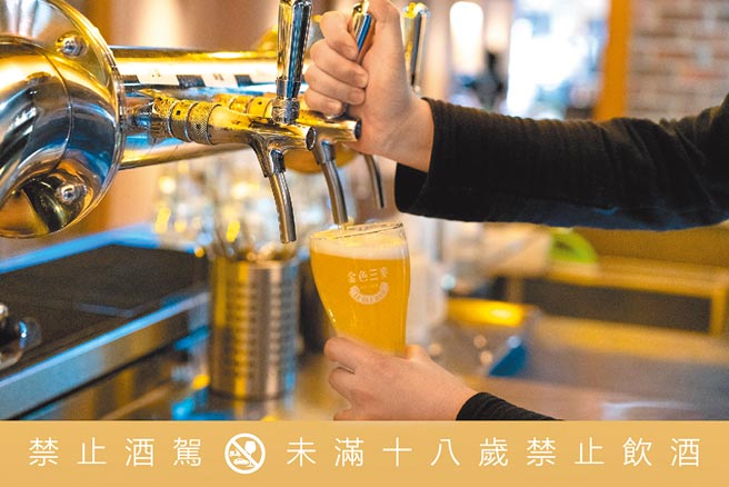 金色三麦响应全民防疫生活，即日起至28日，只要健保卡卡号对中几个「3」，就可免费兑换几杯350c.c.啤酒（见图）。（金色三麦提供）饮酒过量有害健康