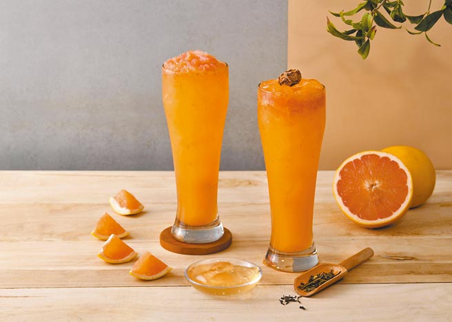 茶汤会迎接盛夏推葡萄柚系列新品，混搭绿茶或是甘梅爱玉绿茶（见图）大杯售价均75元。（见茶汤会提供）