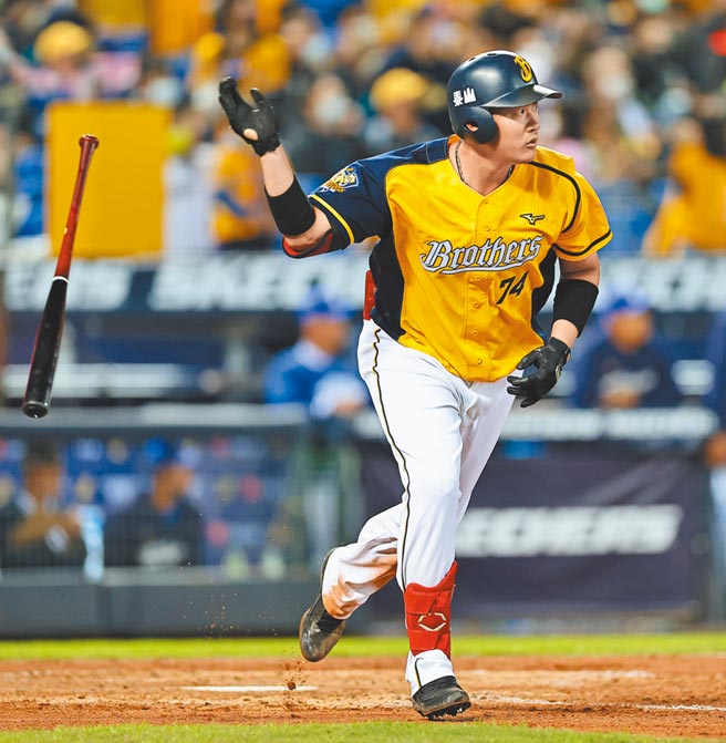 中信兄弟许基宏5局下敲出生涯首支满贯炮。（中信兄弟提供）