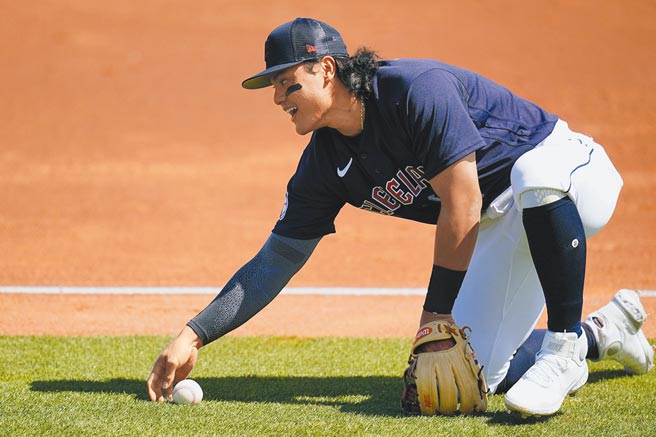 张育成连两年挤进守护者开季28人名单之中。（美联社资料照片）