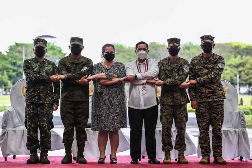 菲美「肩并肩」（Balikatan）联合演习，军方高层表演肩并肩。图/AP(photo:ChinaTimes)
