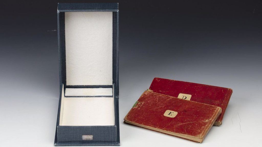 达尔文的2本笔记，这是它在遗失之前的纪念照片，收藏在蓝色盒子中。图/剑桥大学图书馆(photo:ChinaTimes)
