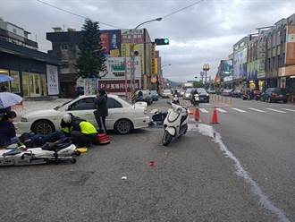 頭城鬧區出意外 自小客車左轉撞上警車 1警骨折送醫