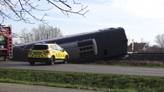 匈牙利火車撞上闖平交道車輛 列車出軌釀數人喪命