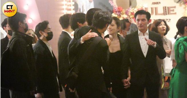 邱澤、許瑋甯參加王鼎霖和丁巧唯婚禮，兩人離場時十指緊扣，邱澤還給陳柏霖一個大拇哥，感覺像在表達「新婚生活讚啦」。（圖／本刊攝影組）