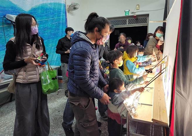 今年巡演劇目「遇見大未來 明天會更好！」以希臘羅馬神話「潘朵拉的盒子」故事為發想，讓學生沉浸在光影交會的感官氛圍。(台中市政府提供)