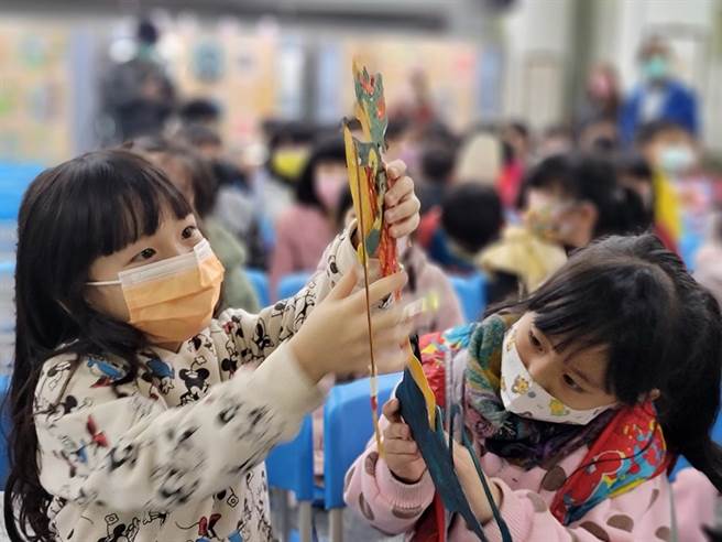 今年巡演劇目「遇見大未來 明天會更好！」以希臘羅馬神話「潘朵拉的盒子」故事為發想，讓學生沉浸在光影交會的感官氛圍。(台中市政府提供)