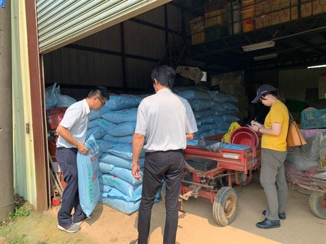 贩卖肥料仍须遵守肥料管理法相关规定，业者切勿自行拆封、分装后进行销售。(台中市政府提供)