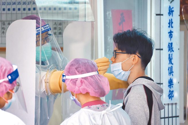 指揮中心自去年8月底啟動社區加強監測方案，設置COVID-19定點診所。圖為民眾前往機動篩檢站採檢。（資料照／羅永銘攝）