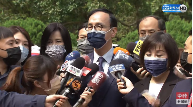 国民党主席朱立伦5日前往慈湖，回应与台北市议员罗智强爆发的争议。（图／翻摄自中时新闻网YouTube）