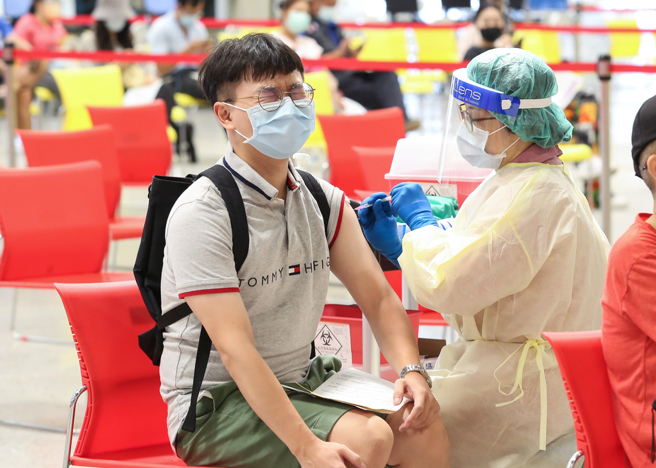 北市今年第6期疫苗预约，早上9时开始预约至明天下午5时，提供约6万剂疫苗。图为民眾接种画面。（资料照）