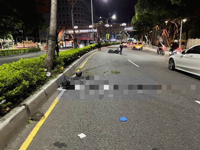 27歲杜姓男子騎機車載27歲陳姓女子返家，疑因自撞道路分隔島，杜男頭部重創送醫不治。（翻攝畫面）