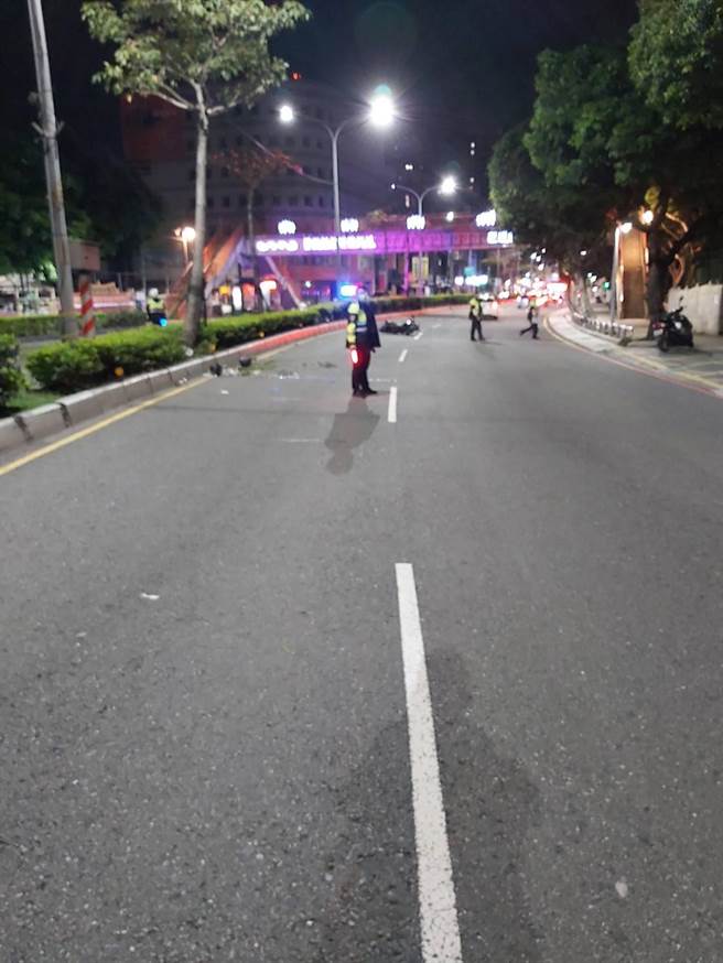 27歲杜姓男子騎機車載27歲陳姓女子返家，疑因自撞道路分隔島，杜男頭部重創送醫不治。（翻攝畫面）
