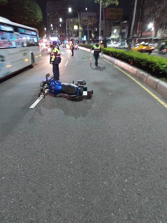 27歲杜姓男子騎機車載27歲陳姓女子返家，疑因自撞道路分隔島，杜男頭部重創送醫不治。（翻攝畫面）