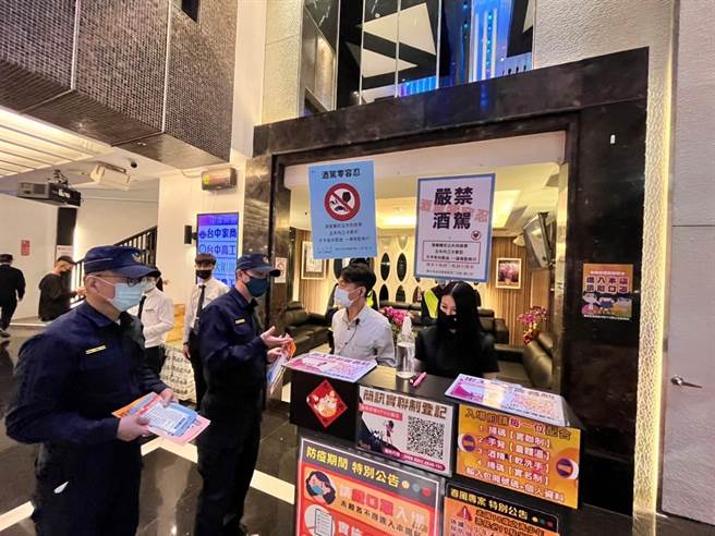 台中市第二分局即前往轄內飲酒場所進行宣導，並結合飲酒場所業者，宣導「喝酒不開車」、「指定駕駛」、「酒後代駕」等觀念外。（台中市第二分局提供／馮惠宜台中傳真）