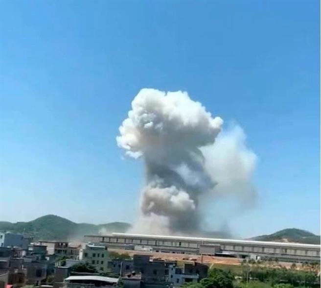 广东清远一铝加工企业熔铸车间发生爆炸，事故致4死1重伤，图为疑似爆炸现场。（封面新闻／受访者提供）