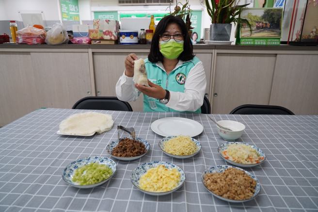 绿委王美惠分享自家润饼。（图片摘自王美惠脸书）