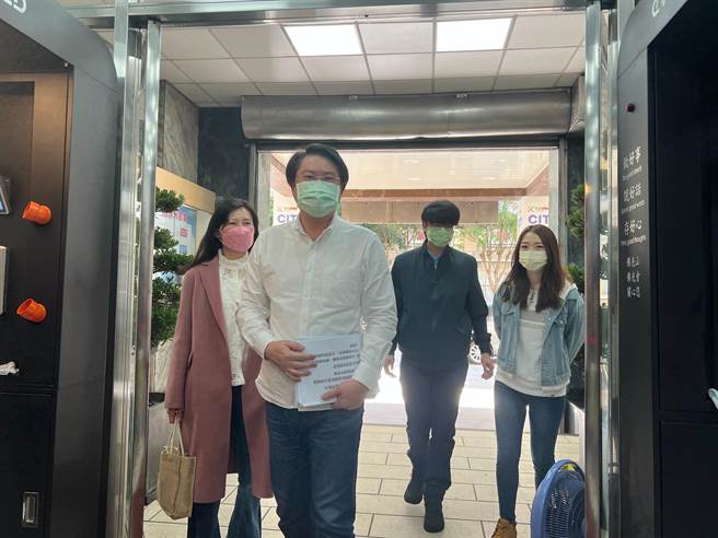 基隆市长林右昌今日解除隔离，受访时表示，隔离期间反而比平常繁忙，瘦了至少3公斤。（陈彩玲摄）