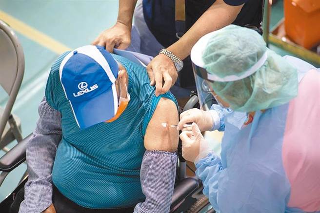 北市日前也高喊加码，长者只要在10日前完成接种就能领到1000元礼券，但接种日期却是11日至17日，让北市长者痛批，是在耍大家，民眾根本拿不到。（本报资料照片）