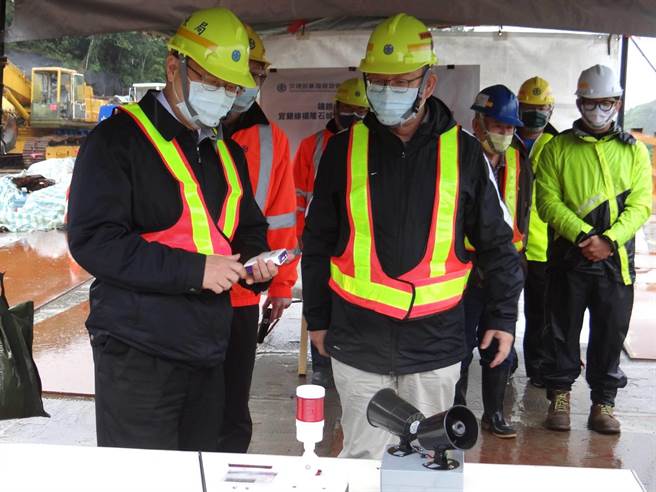 台鐵局長杜微(左)赴福隆邊坡地錨改善工地K32＋234視察電子瞭望員測試情形。(台鐵提供)