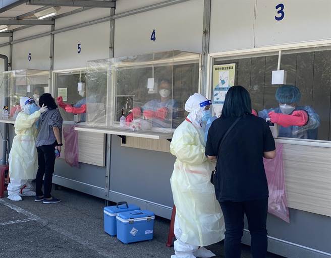 南区松柏育乐中心今天上午1小时超过200人到场筛检。（曹婷婷摄）