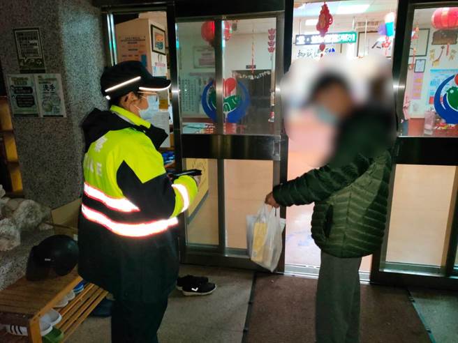 75岁林姓老翁擅离安养院迷路闯通讯行，在远地的儿子抽不开身，拜托龟山警获送回安养院。(翻摄照片／蔡依珍桃园传真)